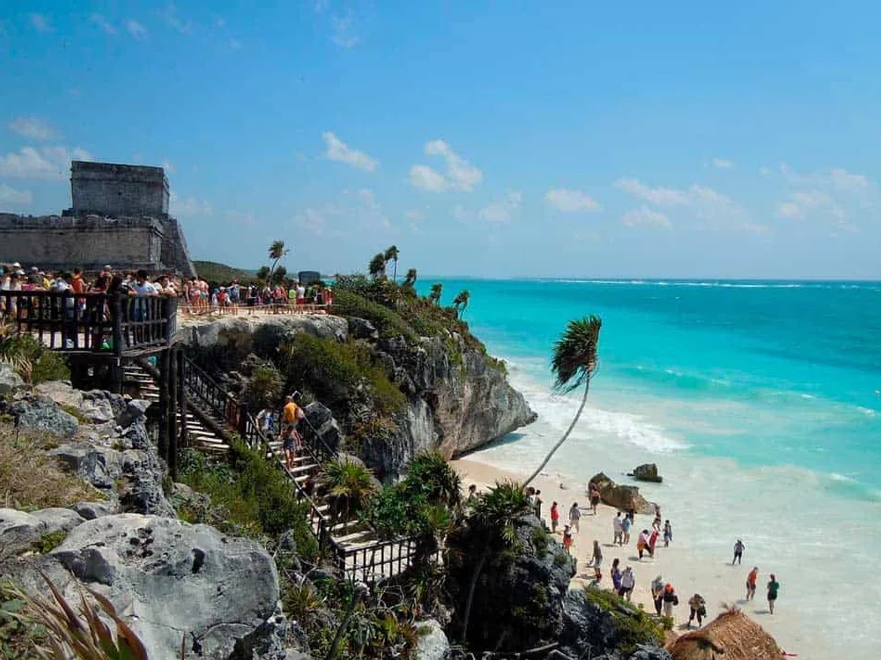 playa con ruinas mayas en México