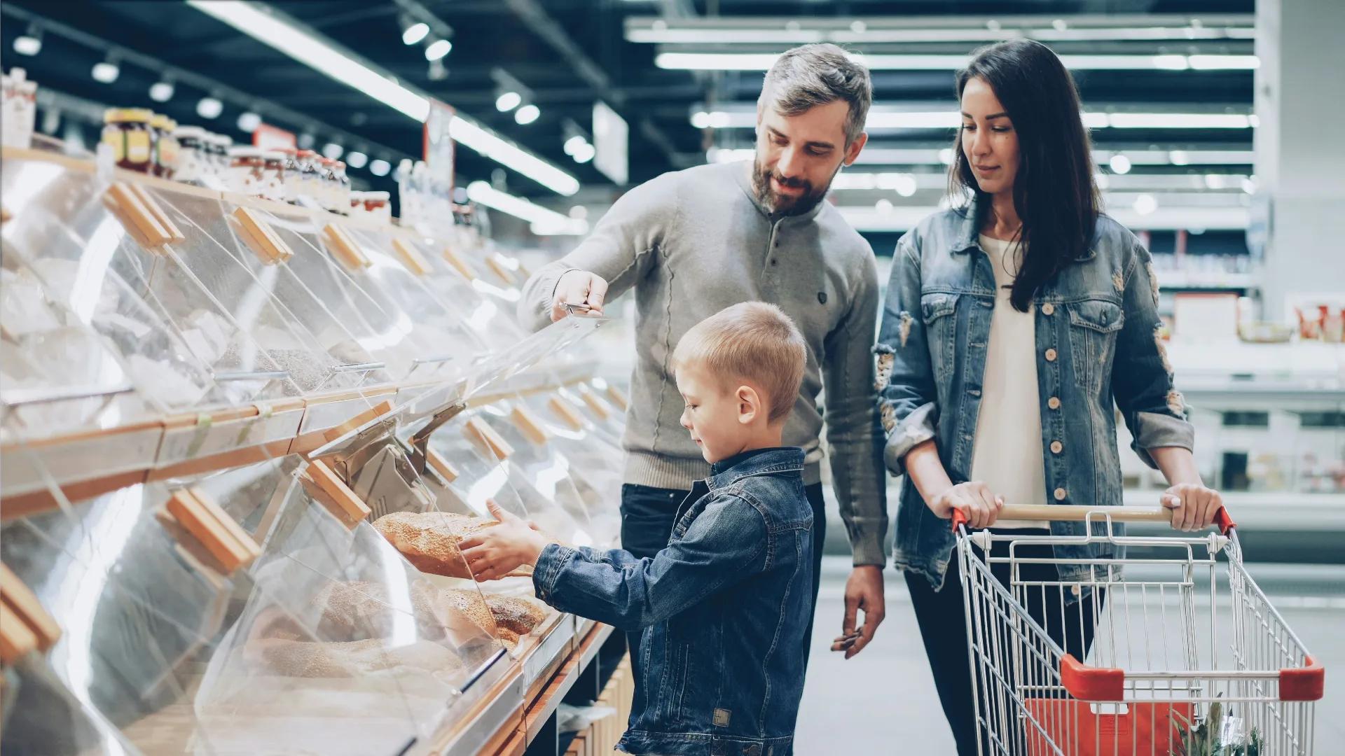 Familia de compras gracias a una tarjeta de crédito tras comprobar que no es necesario un seguro de vida para contratarla. 