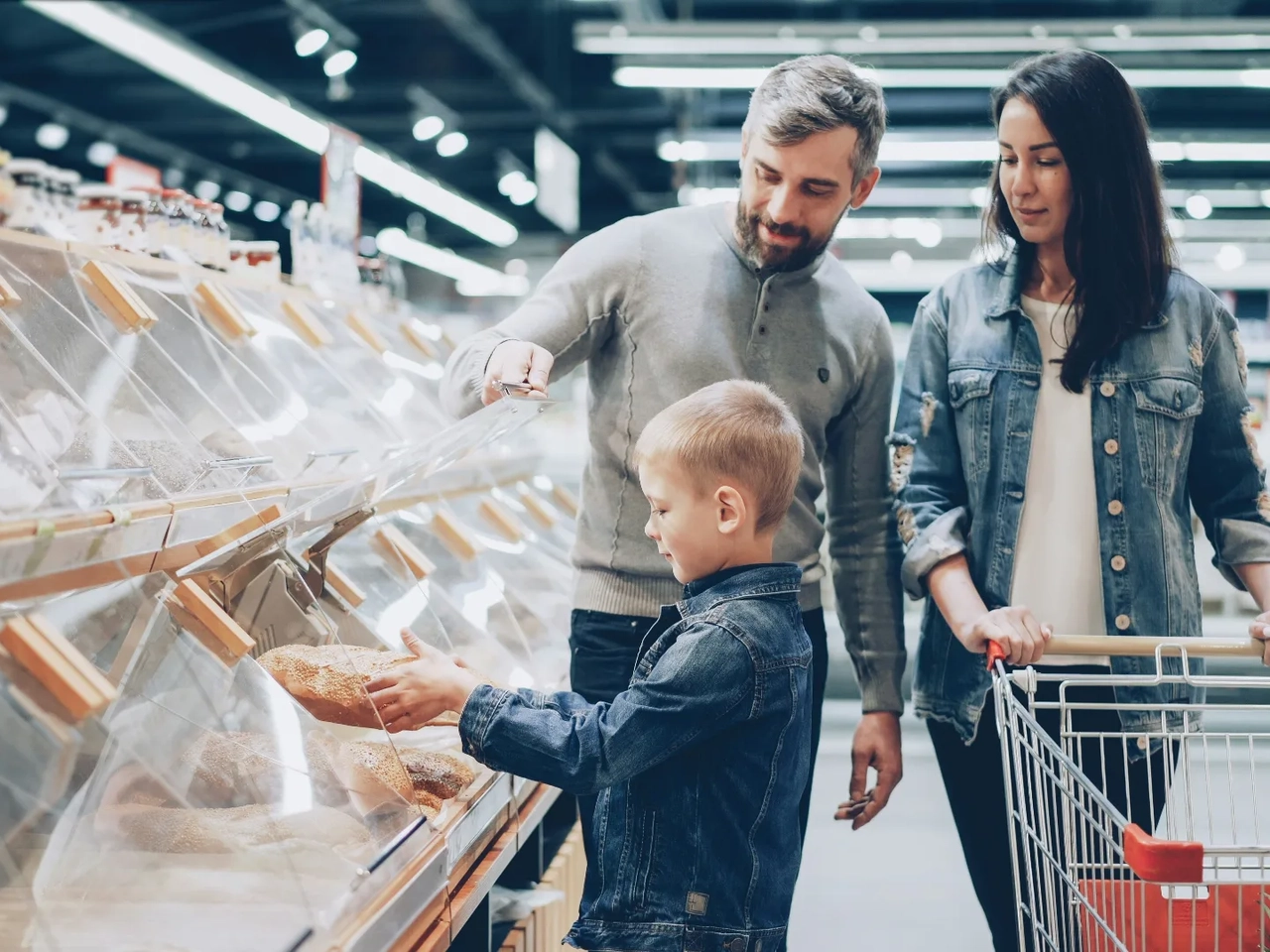 Familia de compras gracias a una tarjeta de crédito tras comprobar que no es necesario un seguro de vida para contratarla.