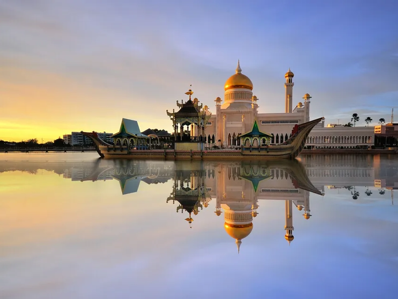 mesquita de brunei refletida no rio
