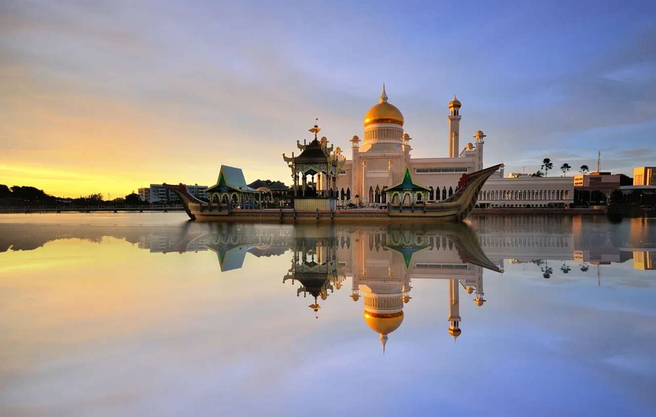 mesquita de brunei refletida no rio