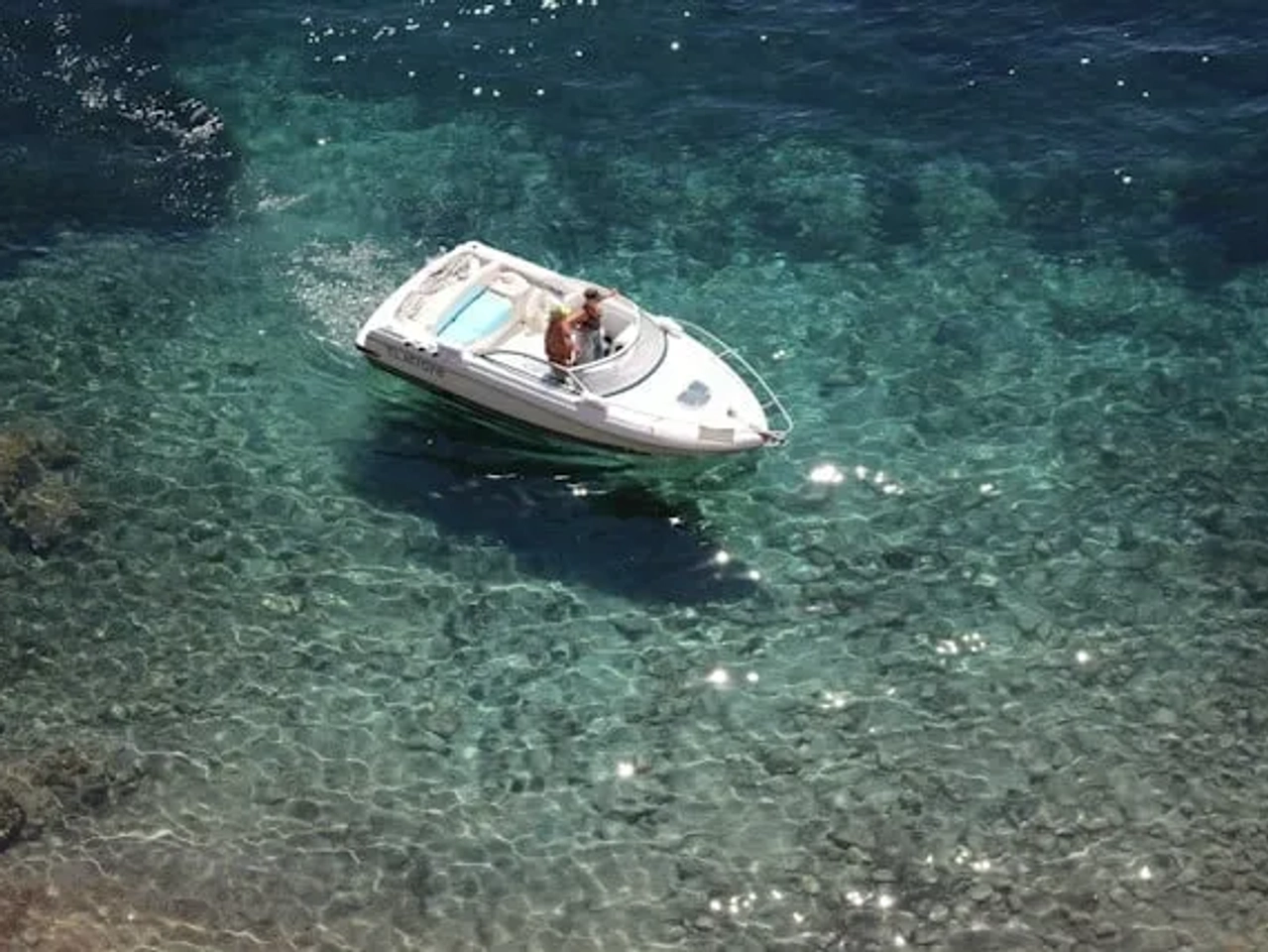 casal a andar de barco na polinésia francesa