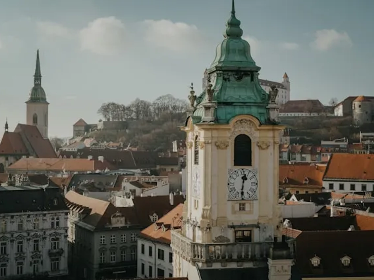 edificio branco e verde em praga
