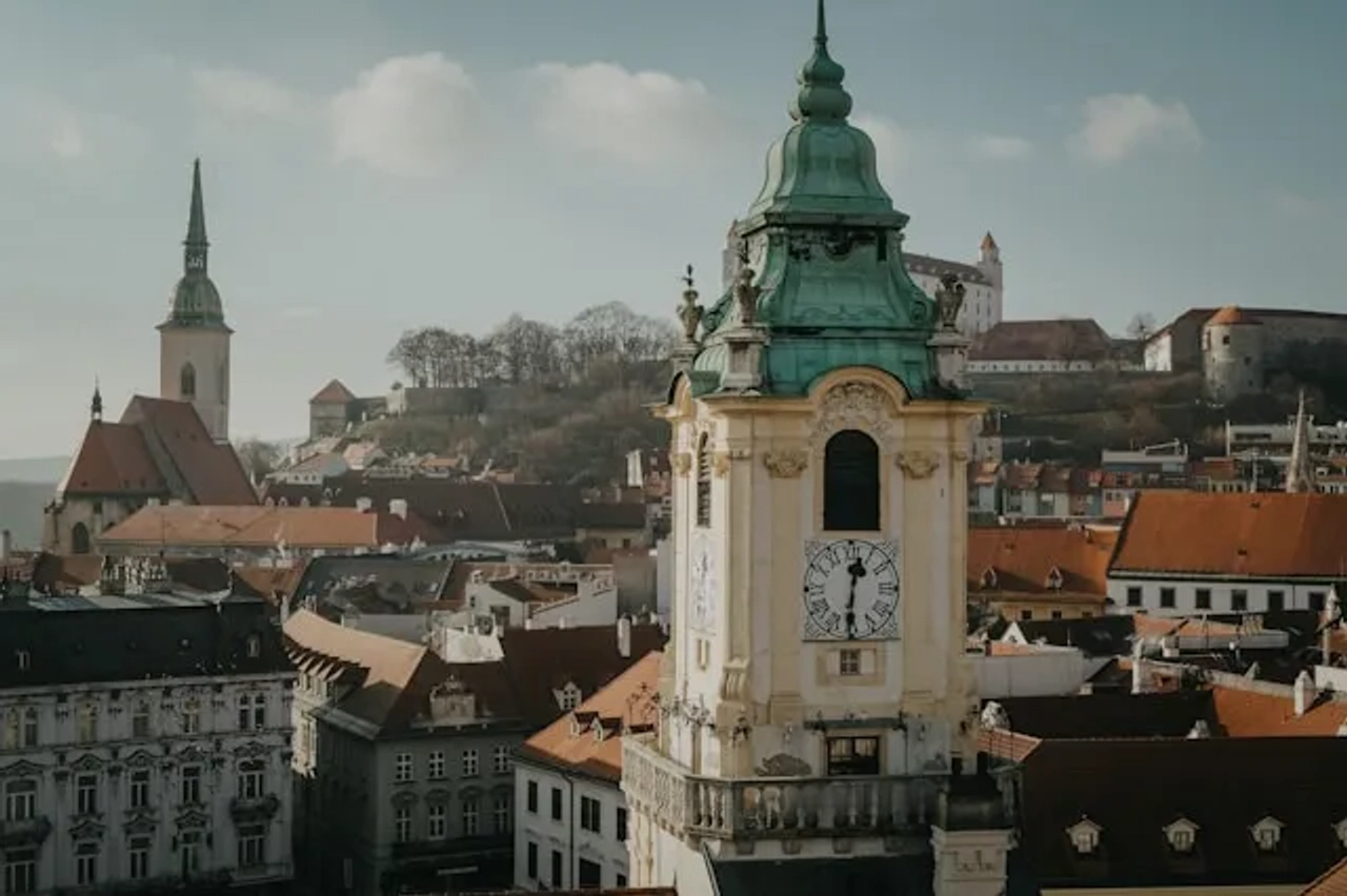 edificio branco e verde em praga