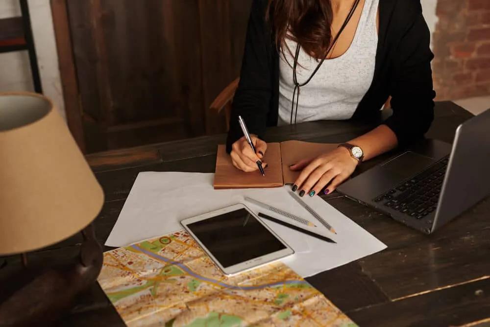 mulher pesquisa sobre viagens