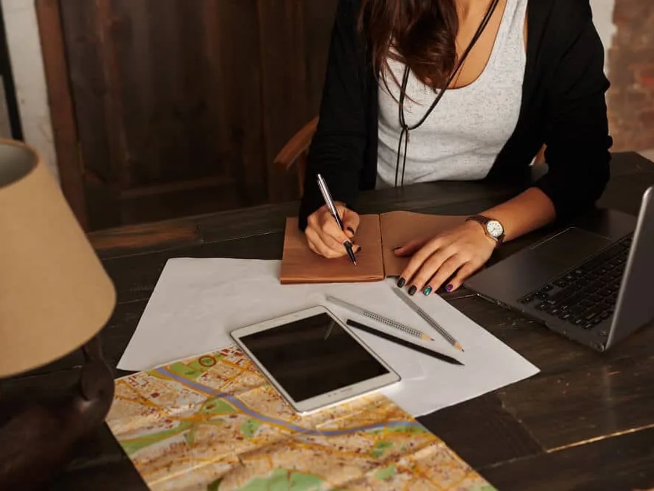 mulher pesquisa sobre viagens