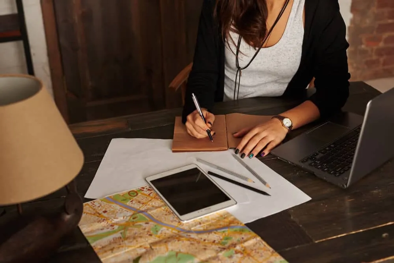 mulher pesquisa sobre viagens