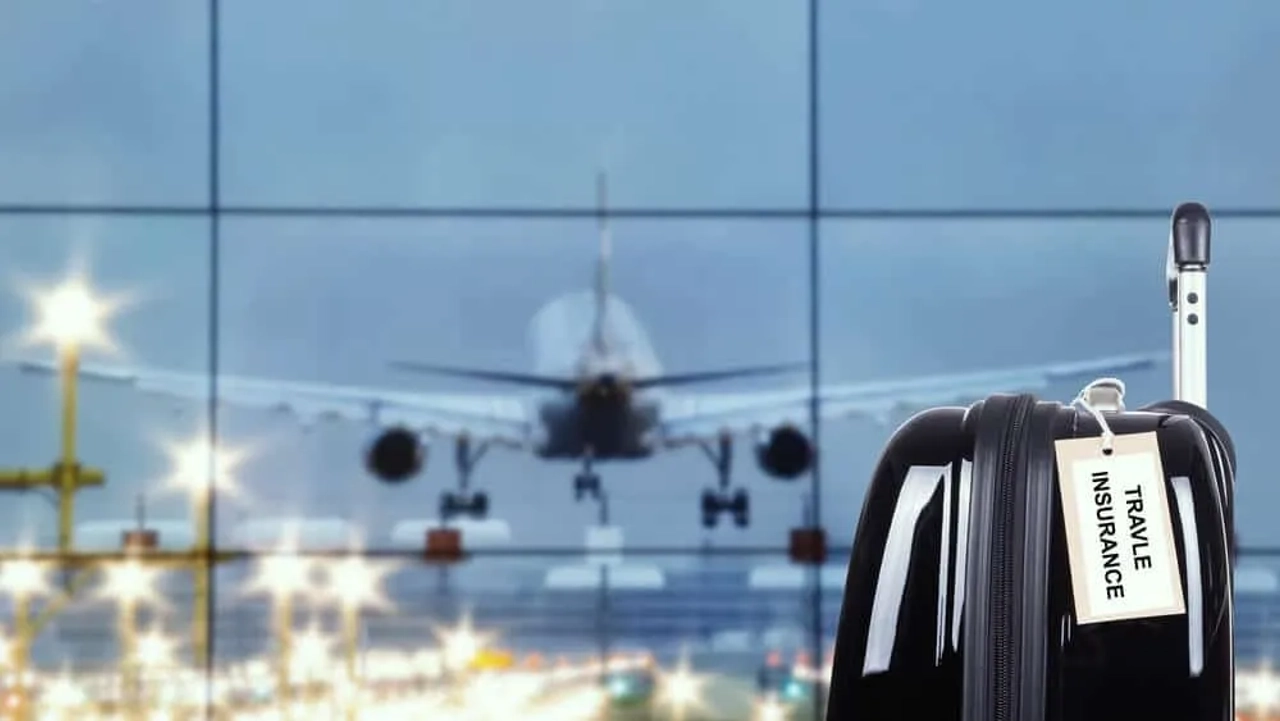 mala com etiqueta do seguro de viagens e aviao a descolar no fundo