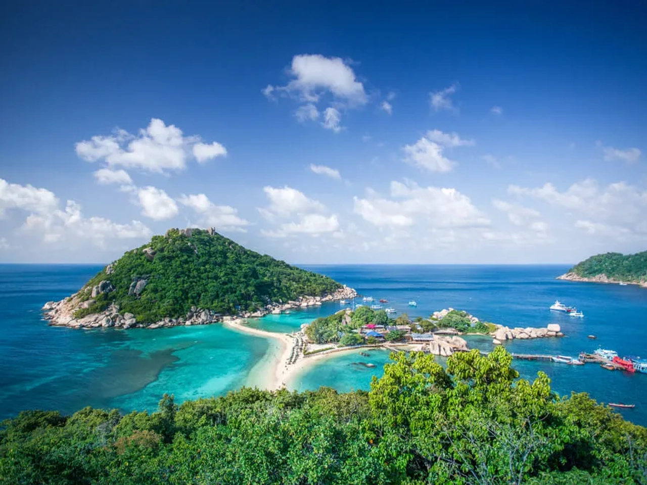 vista aérea das três ilhas que formam parte de koh nang yuan