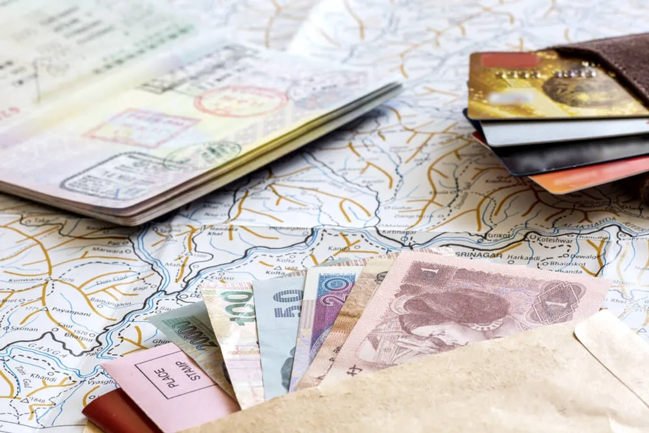 mapa, passaporte e varias notas