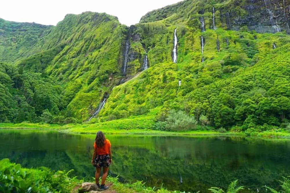 senhora de costas para cascatas nos açores