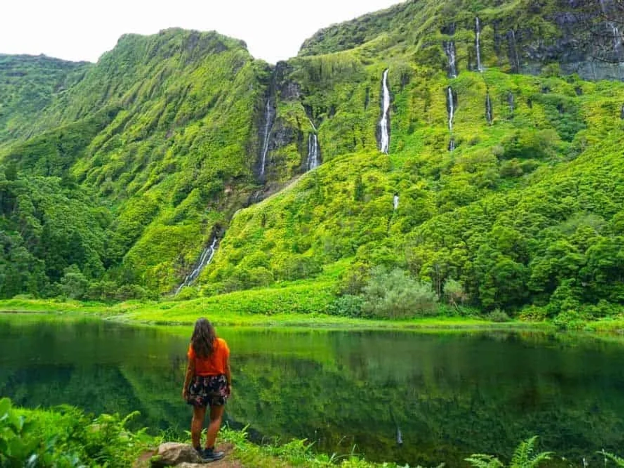 senhora de costas para cascatas nos açores