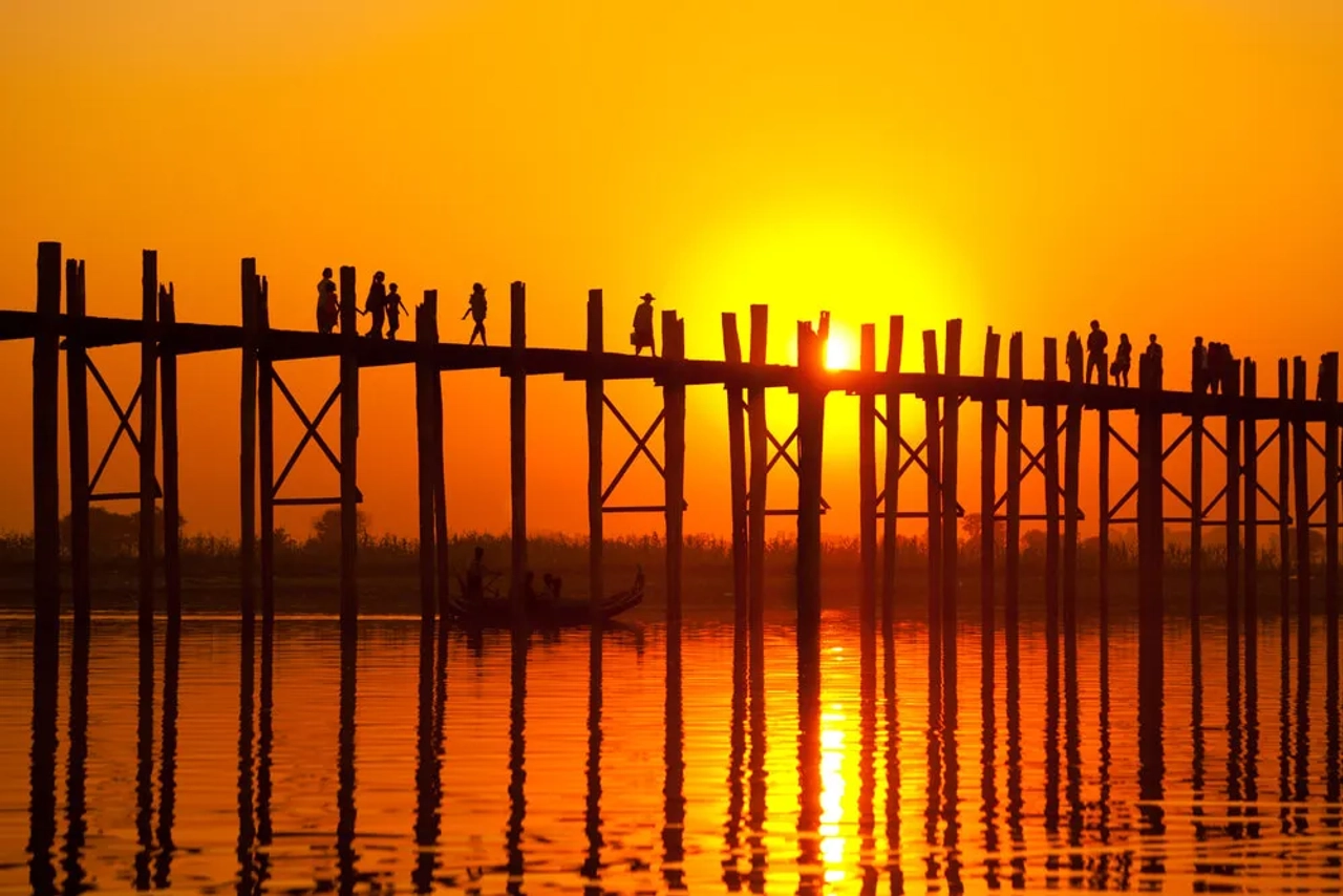 ponte u bein sobre o rio Ayeyarwady ao atardecer
