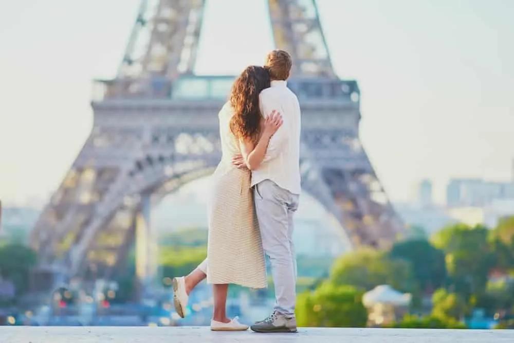 casal em paris na torre eiffel