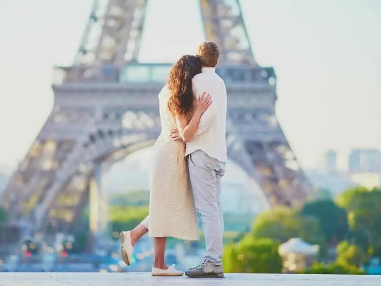 casal em paris na torre eiffel