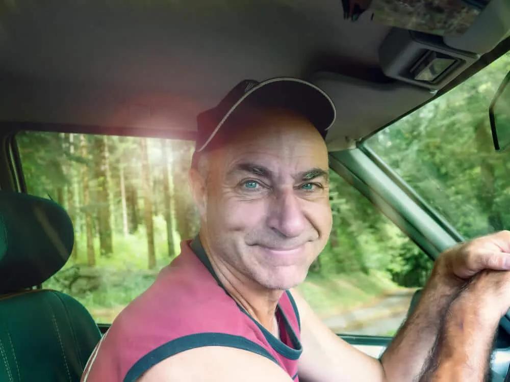 homem com sorriso na cara