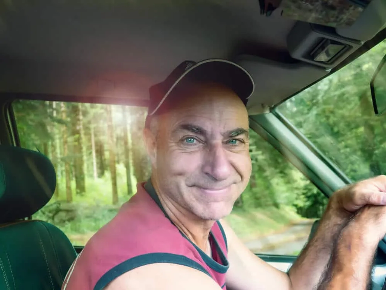 homem com sorriso na cara