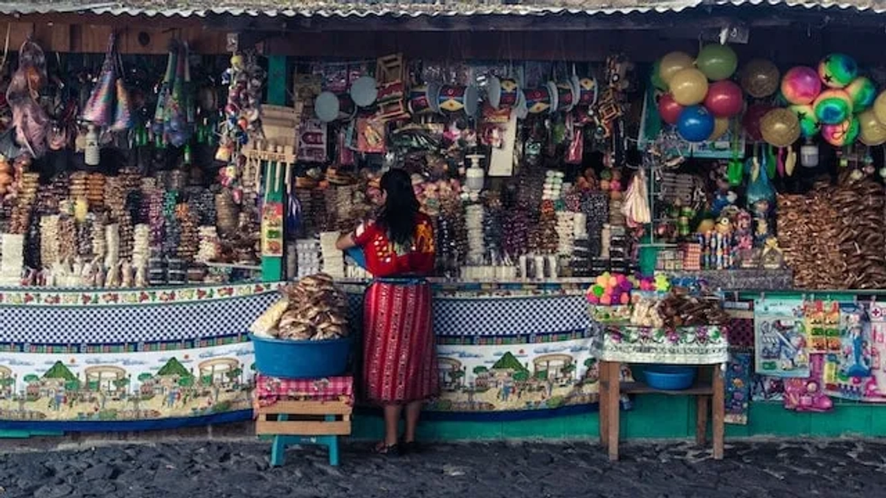 mulher com vestido vermelho num mercado em guatemala