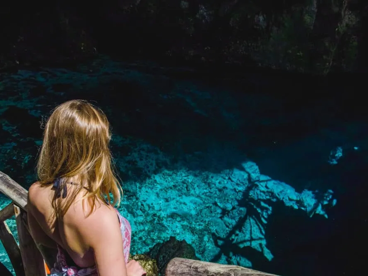 mulher de costas no hoyo azul