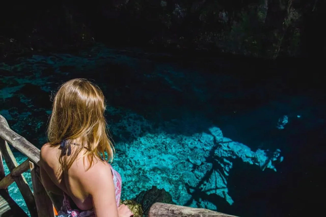 mulher de costas no hoyo azul