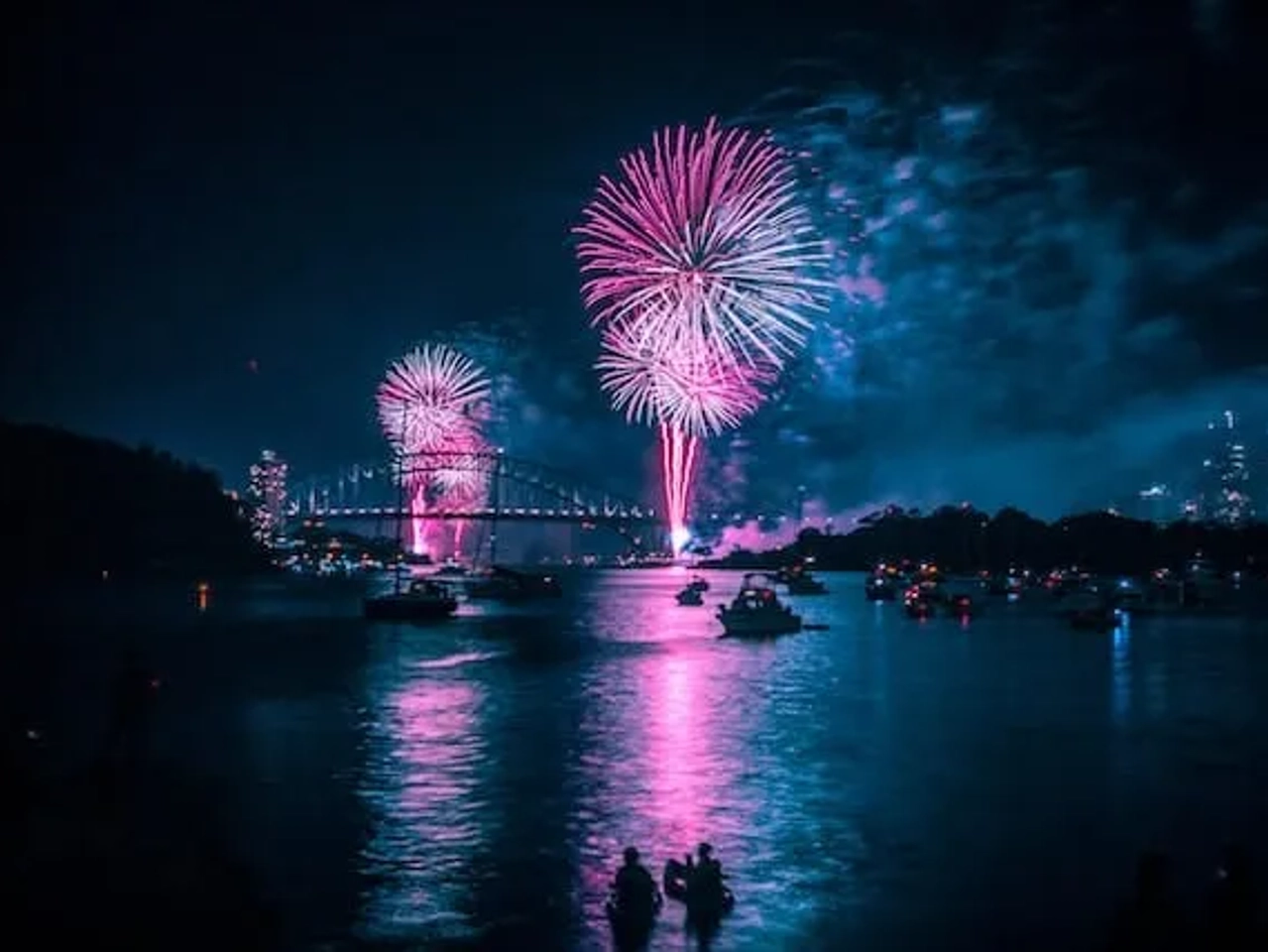 fogo de artíficio na Sydney Harbour Bridge na Austrália no Ano Novo