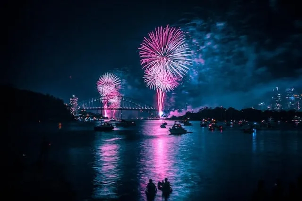 fogo de artíficio na Sydney Harbour Bridge na Austrália no Ano Novo