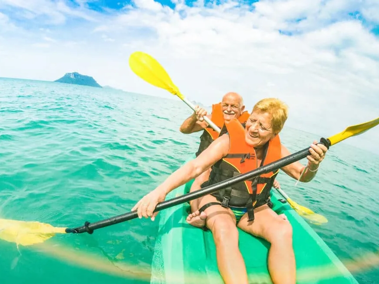 casal mais velho rema num kayak