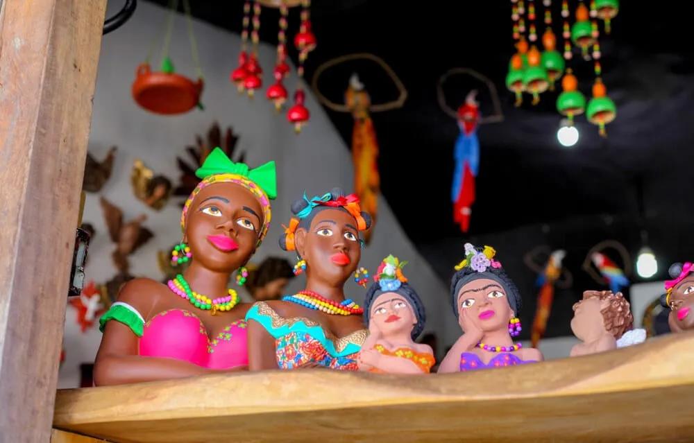 varias namoradeiras e outro artesanato