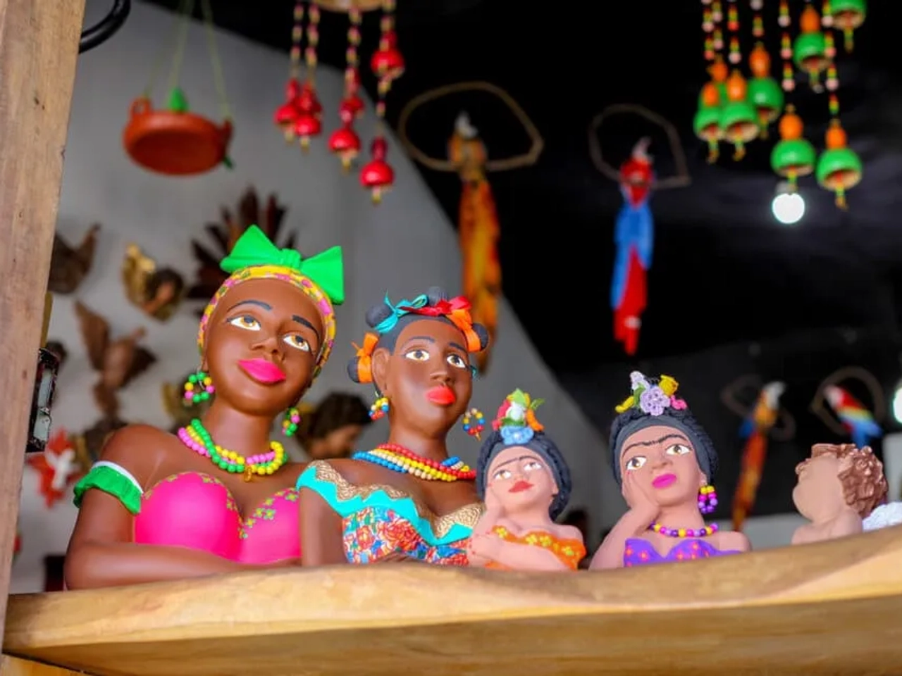 varias namoradeiras e outro artesanato