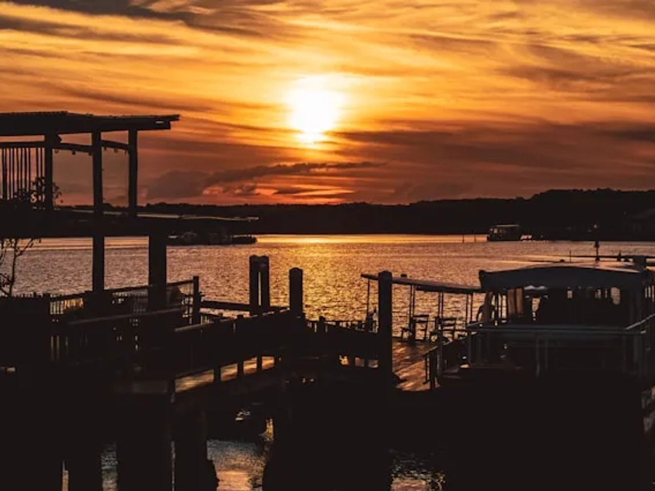 morro da bahia em sao paulo ao por do sol com tons laranja junto à agua