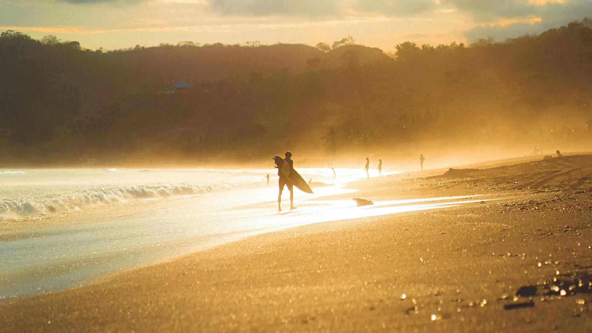 un turista haciendo surf en panama