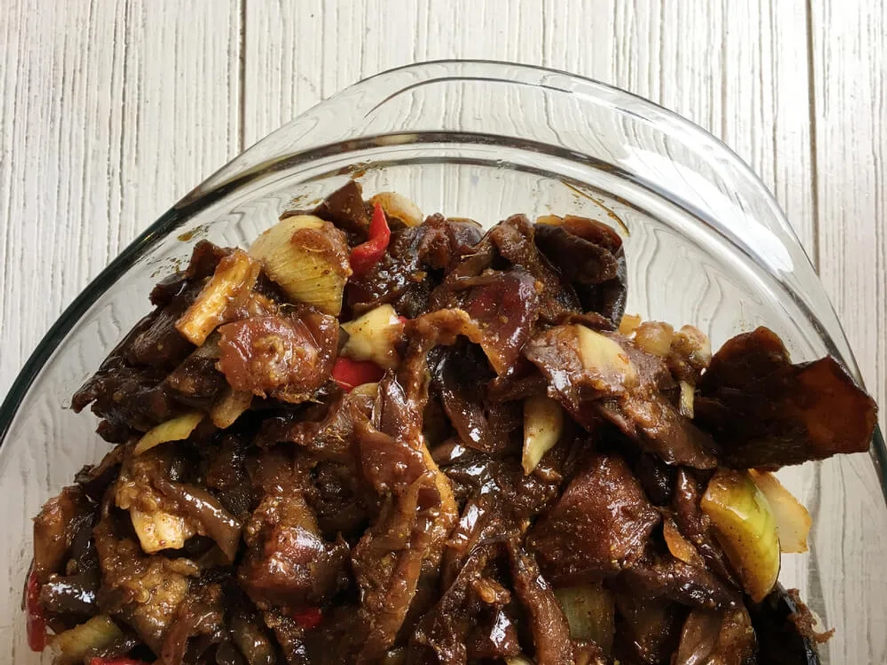 pickles de beringela num prato