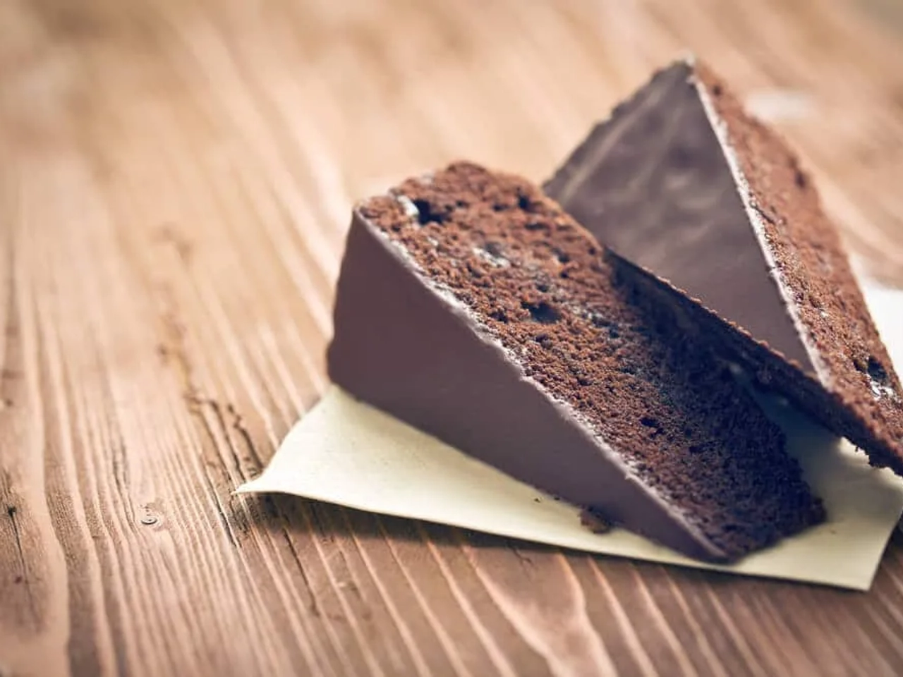 duas fatias de bolo de chocolate tipico de viena