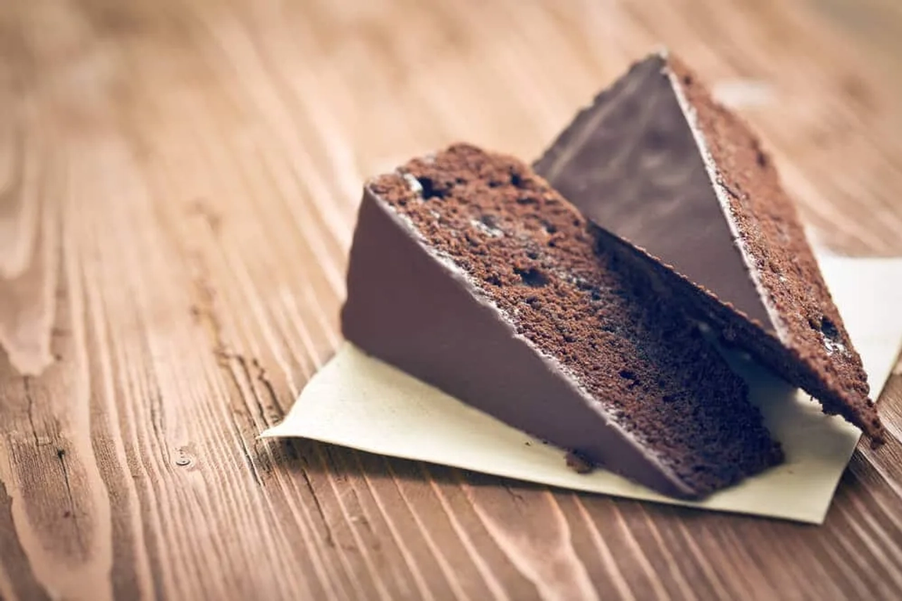 duas fatias de bolo de chocolate tipico de viena