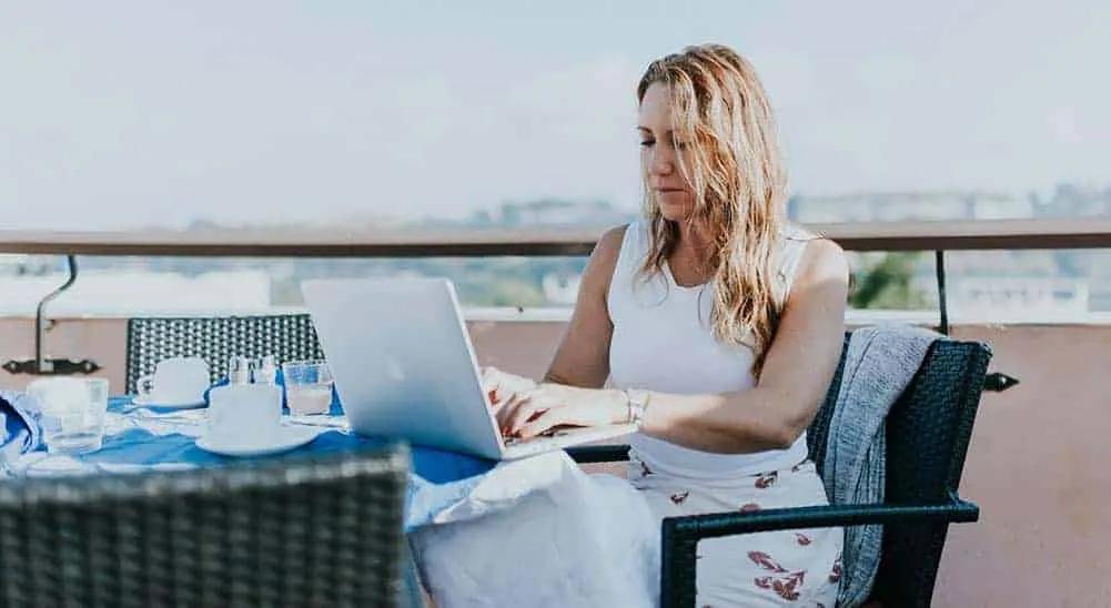 senhora a trabalhar ao computador