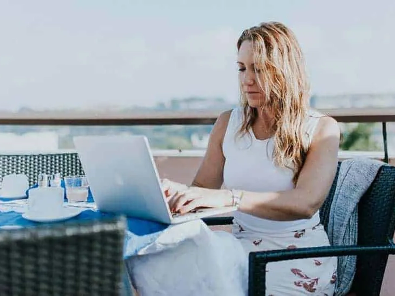 senhora a trabalhar ao computador