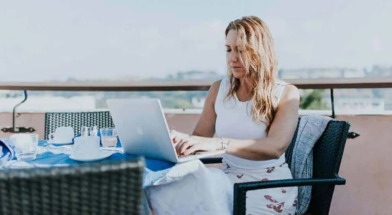 senhora a trabalhar ao computador