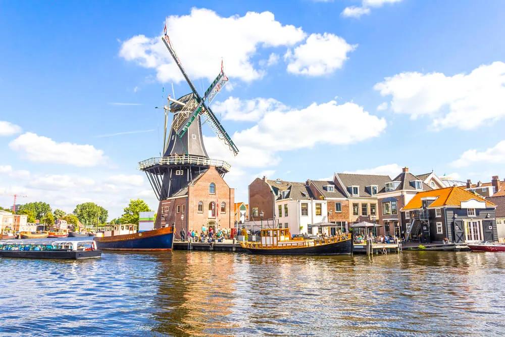 vsta panoramica nas margens da cidade de haarlem e do seu moinho