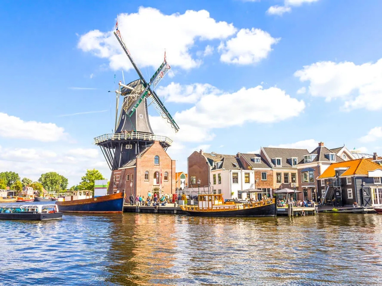 vsta panoramica nas margens da cidade de haarlem e do seu moinho