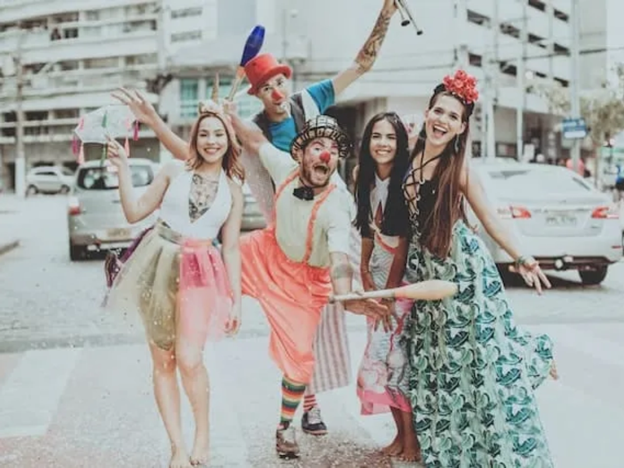 grupo de amigos mascarados a festejar o carnaval