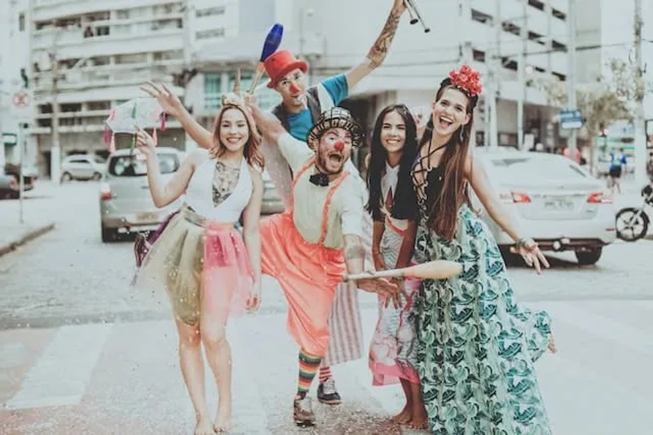 grupo de amigos mascarados a festejar o carnaval