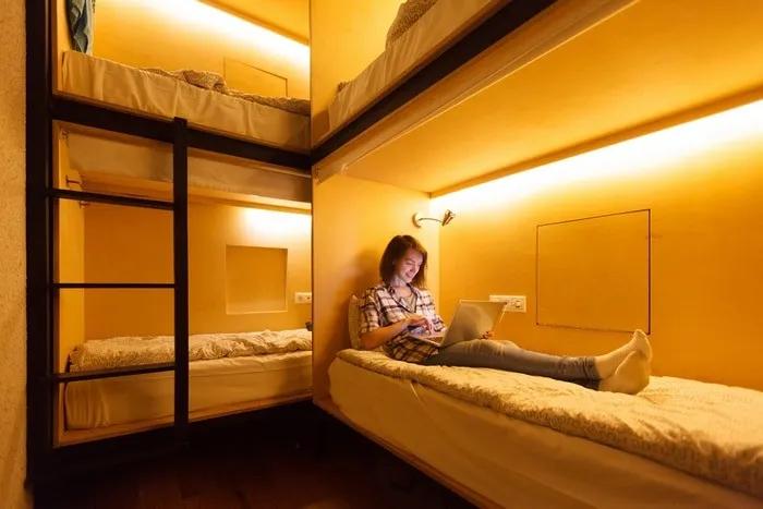 chica viajando en solitario