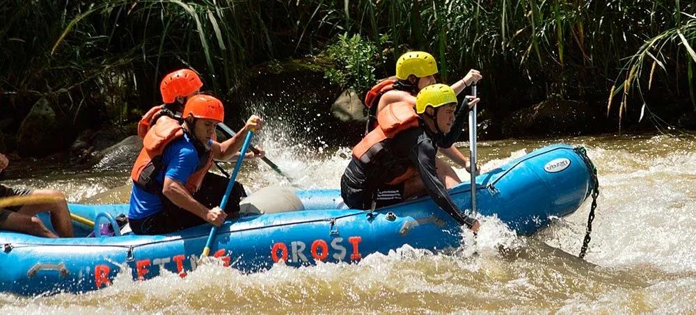 pessoas a fazer rafting na costa risca