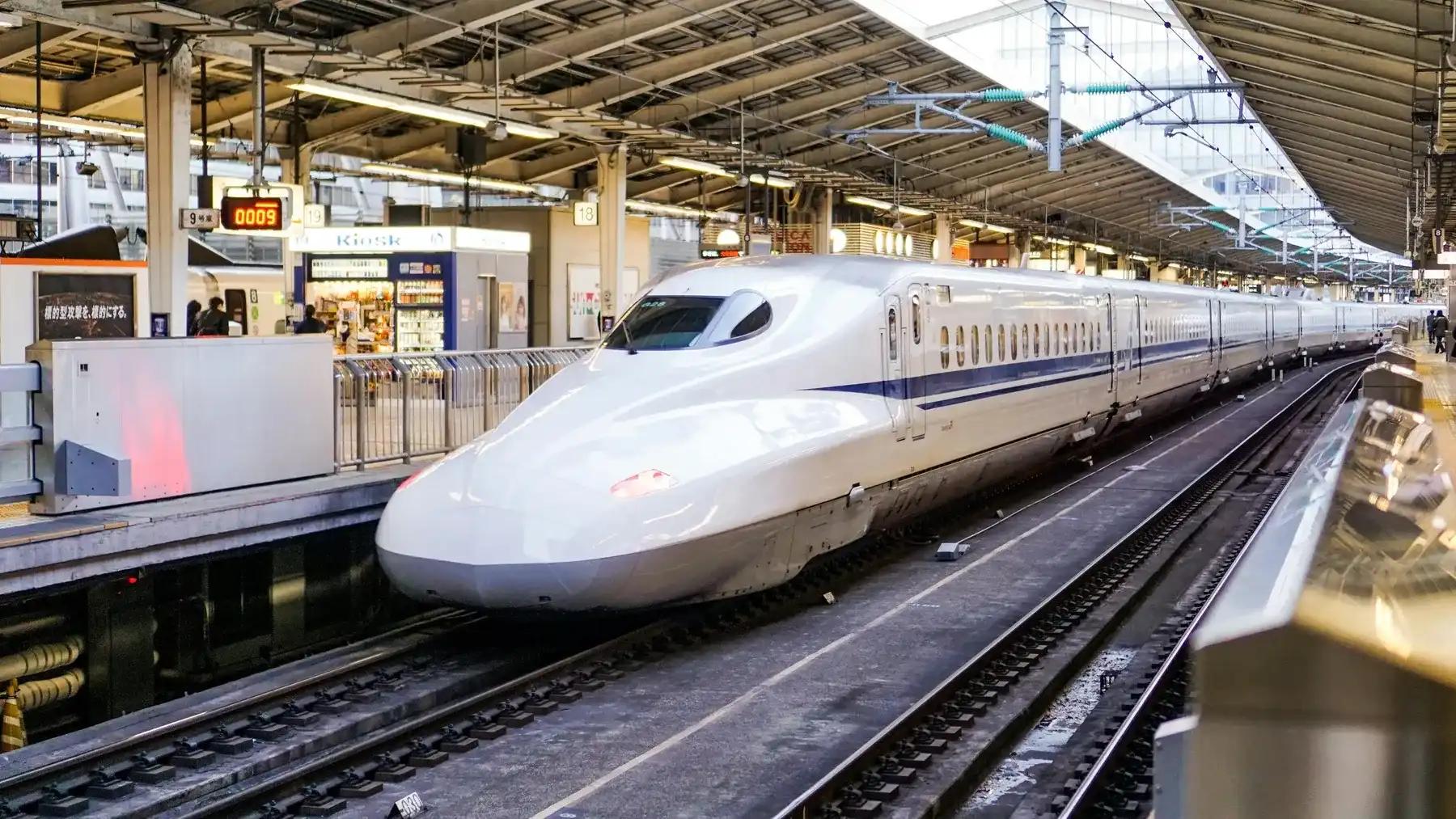 Treno Shinkansen fermo in stazione in Giappone, uno dei principali costi di trasporto del viaggio.