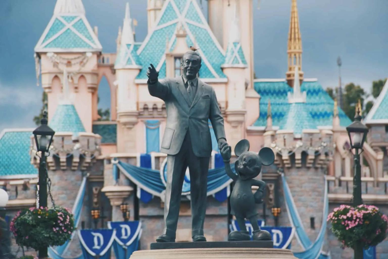 estatua de walter elias disney na disneyland paris