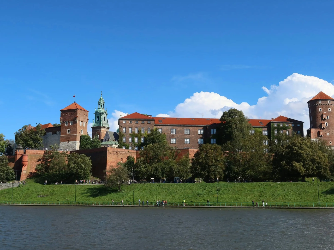 Castelo de Wawel, em Cracóvia, visto a partir do rio Vístula.