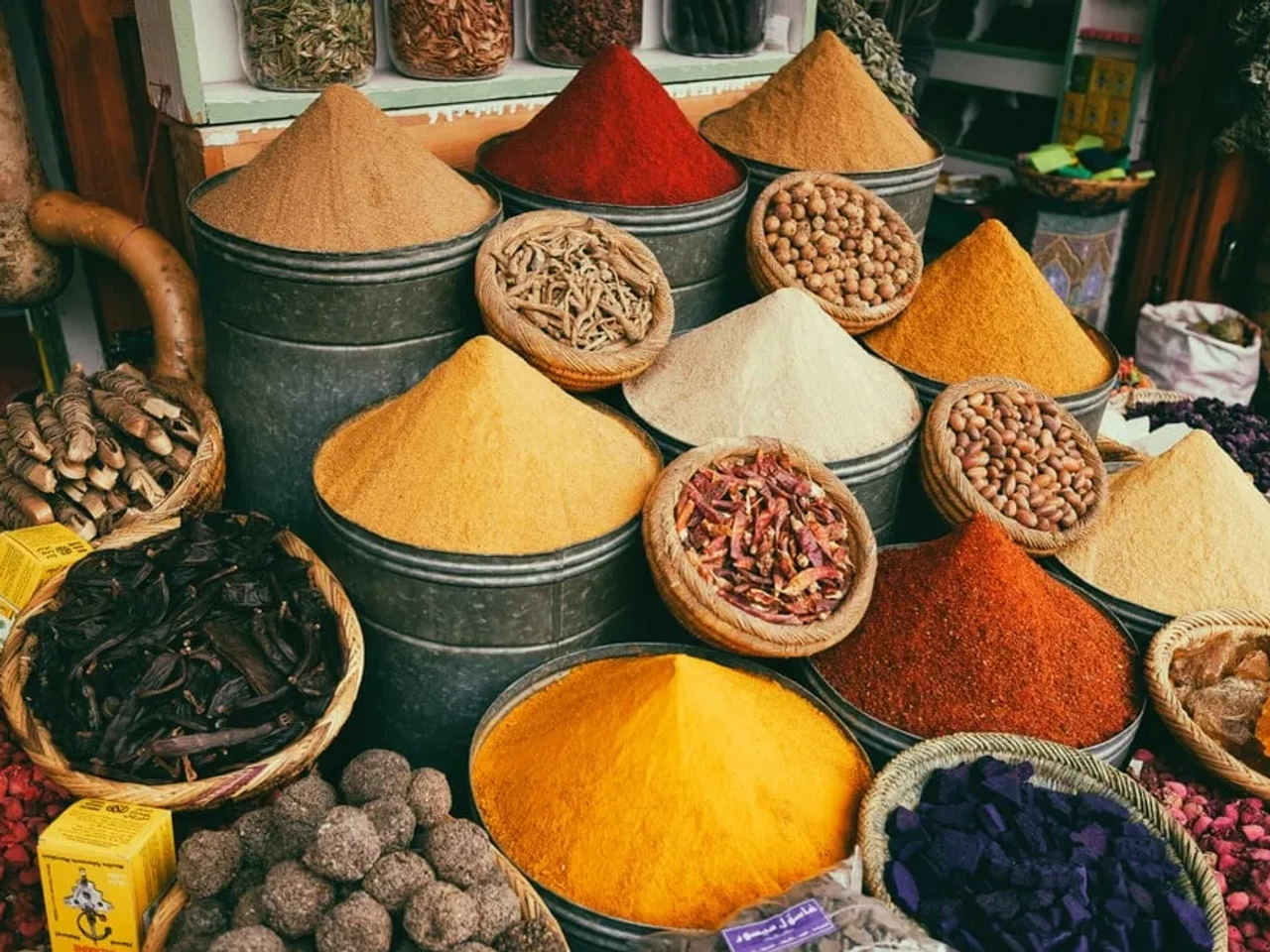 banca de especiarias de varios tipos e cores