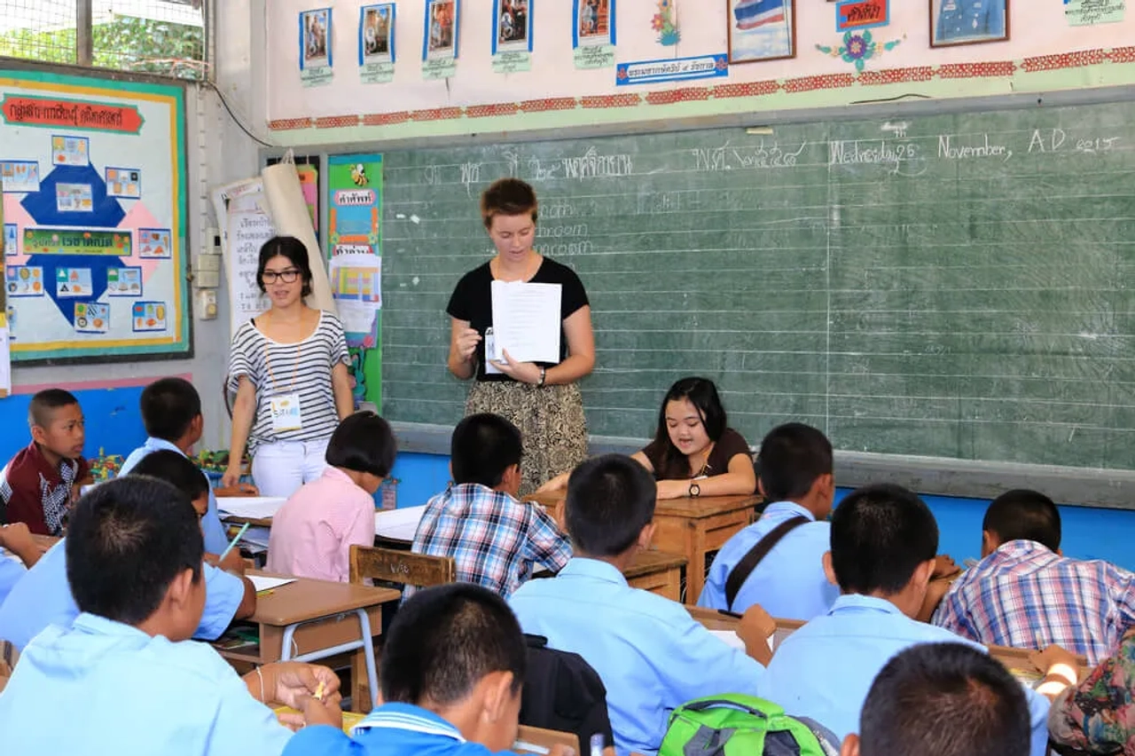 mulher ajuda a dar aulas numa escola