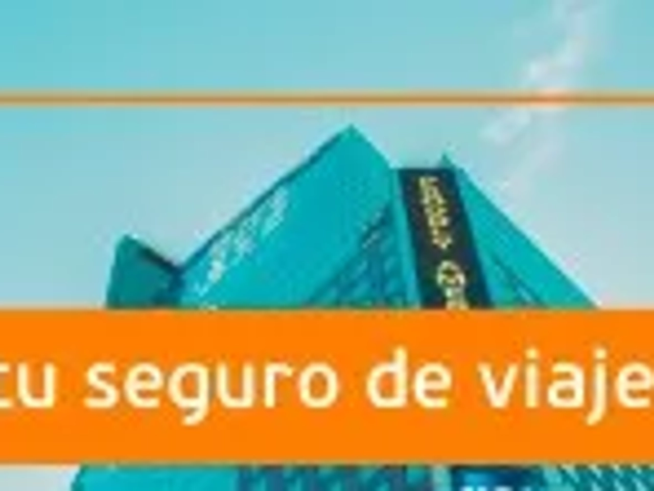 Imagen de rascacielos y publicidad colorida, promoviendo seguros de viaje a Estados Unidos.