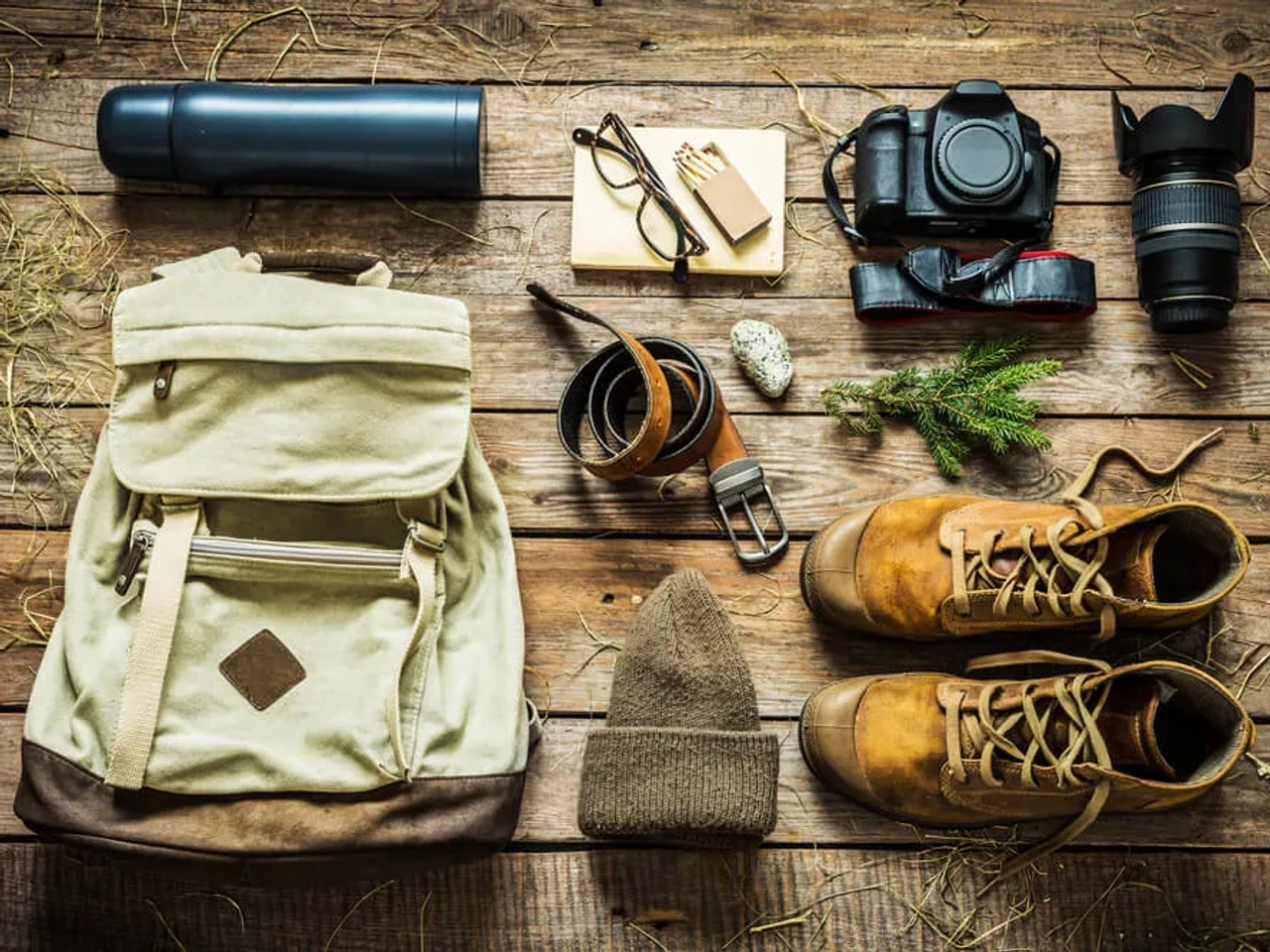 mochila e diferentes objetos a levar numa viagem